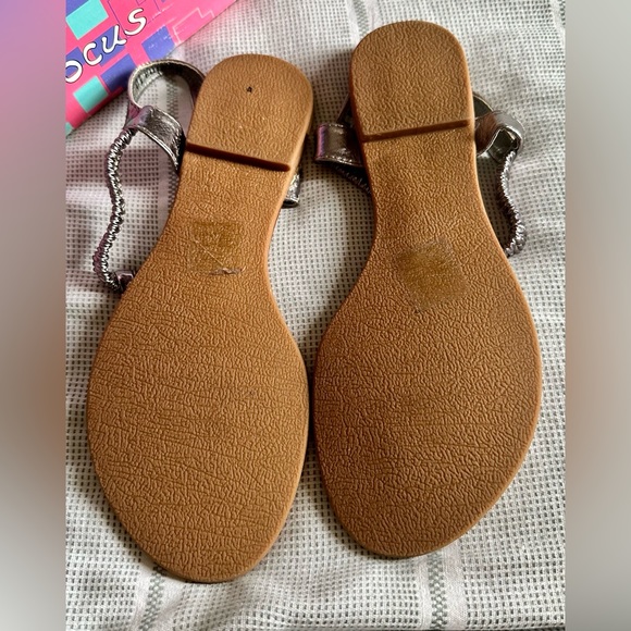 Like NEW Fashion Focus Regina Flats Thong Silver/Gray Sandals Women - Picture 7 of 9